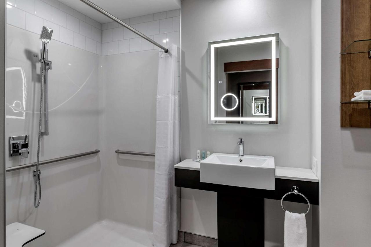Quality Hotel & Conference Centre Эдмундстон Экстерьер фото
