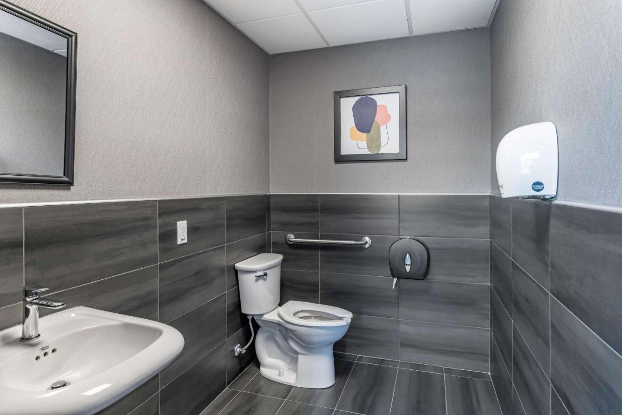 Quality Hotel & Conference Centre Эдмундстон Экстерьер фото